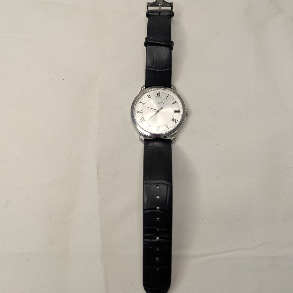 Elegant Bulova Silver Tone Watch with Black Leather Strap - Picture 4 of 11